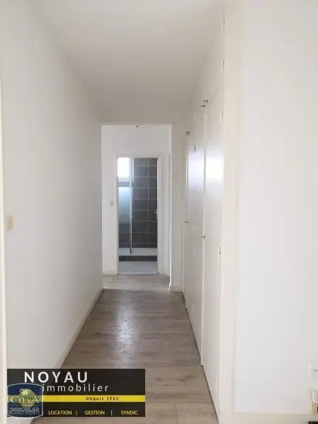 Entrée - Appartement avec Balcon et Parking à Alençon