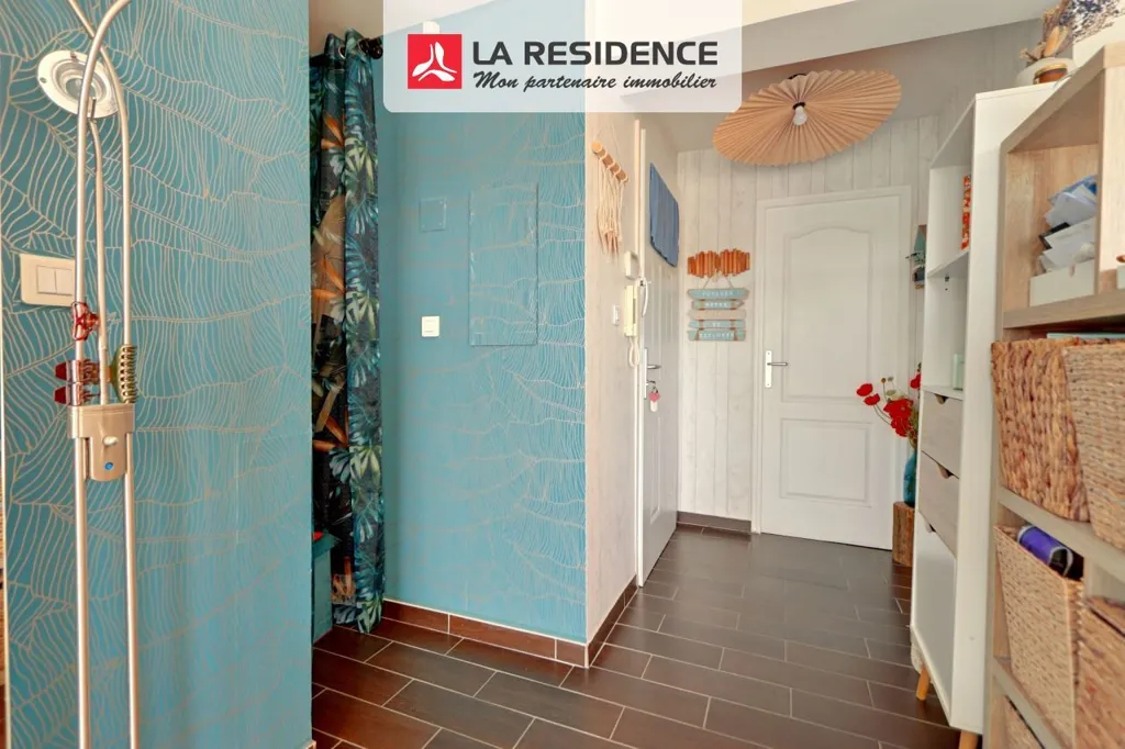 Esik - Renovated 2-Bed Flat with Balcony in Beauchamp