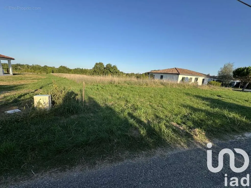 Aed - Constructible Plot with Garden in Puycornet