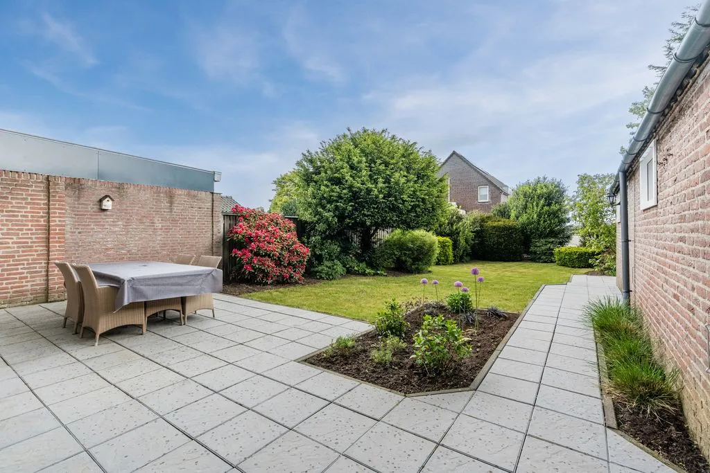 Aed - 2-Under-1-Cap House with Garden in Swolgen