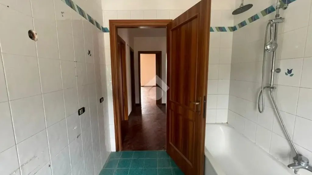Salles de bain - Attic Apartment with Terrace in Terni