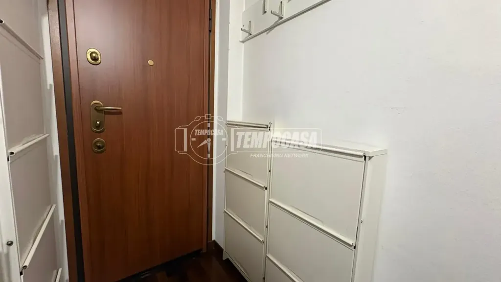 Esik - Modernised Three-Room Flat with Balcony in Milan