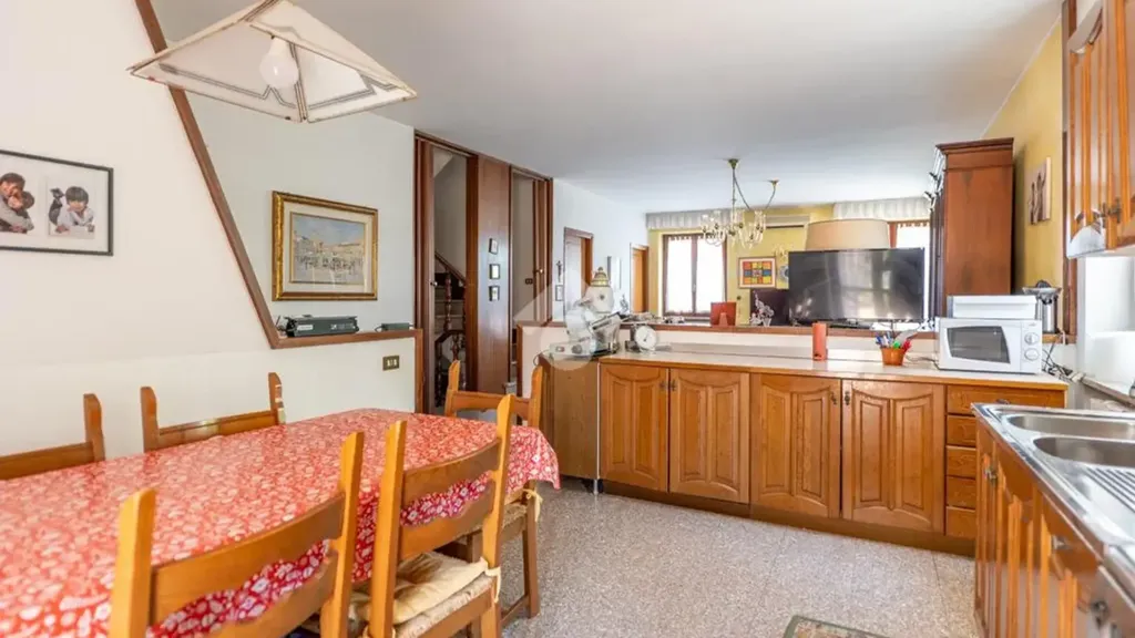 Sala da pranzo - Semi-detached House with Garden in Dossobuono