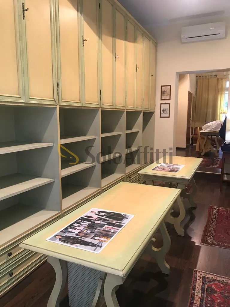 Office - Shop with Display Window in Via Cesare Battisti