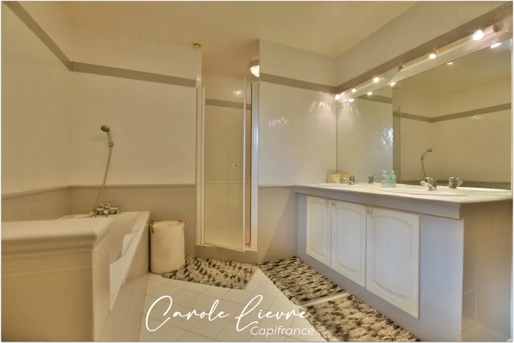 Salles de bain - Maison avec Piscine et Terrain de 2000 m²