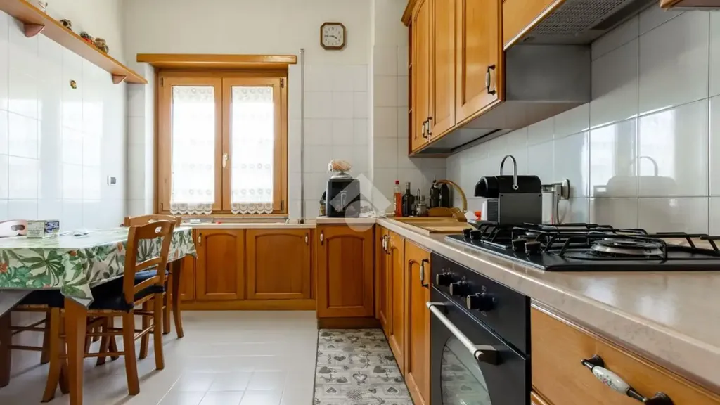 Köök - Trilocale with High Ceilings in Rome