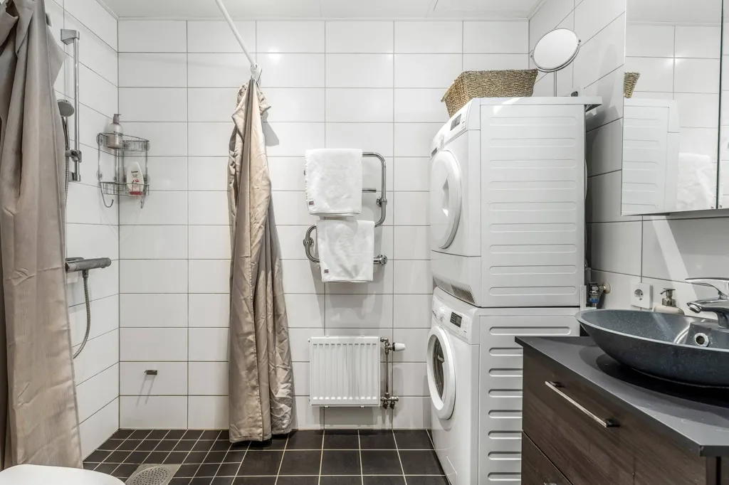 Salles de bain - Modern Flat with Glass Balcony in Hägerneholm