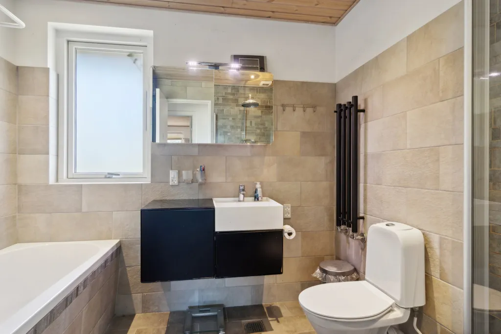 Salles de bain - Spacious Villa with Garden near Strand in Struer