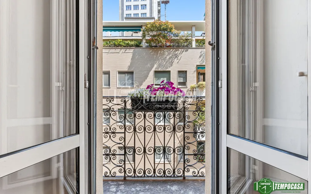 Balcon - Three-Bedroom Apartment in Historic Building, Milan