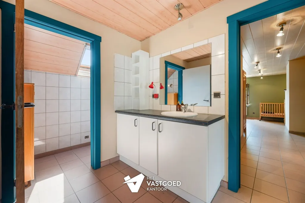 Salles de bain - Maison avec Atelier sur Terrain de 1372m² à Balen