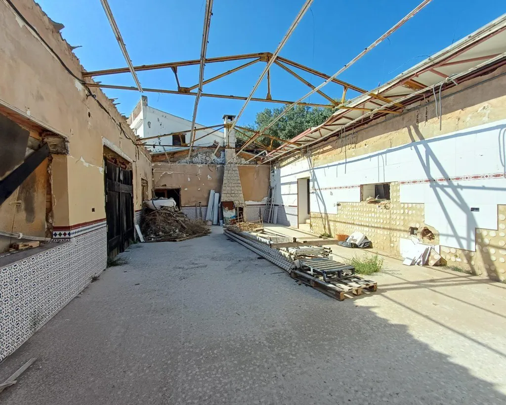 Jardin - Country Property with Hostel Potential in Oliva