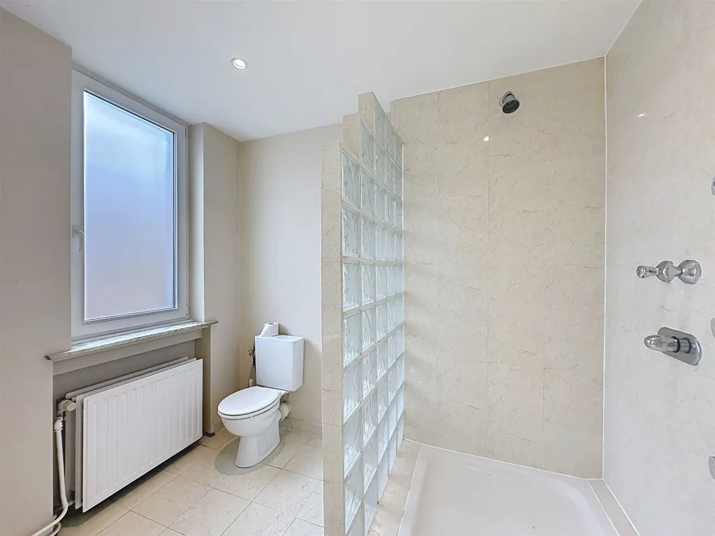 Vannitoad - 5-Bedroom House with South Terrace in Châtelain