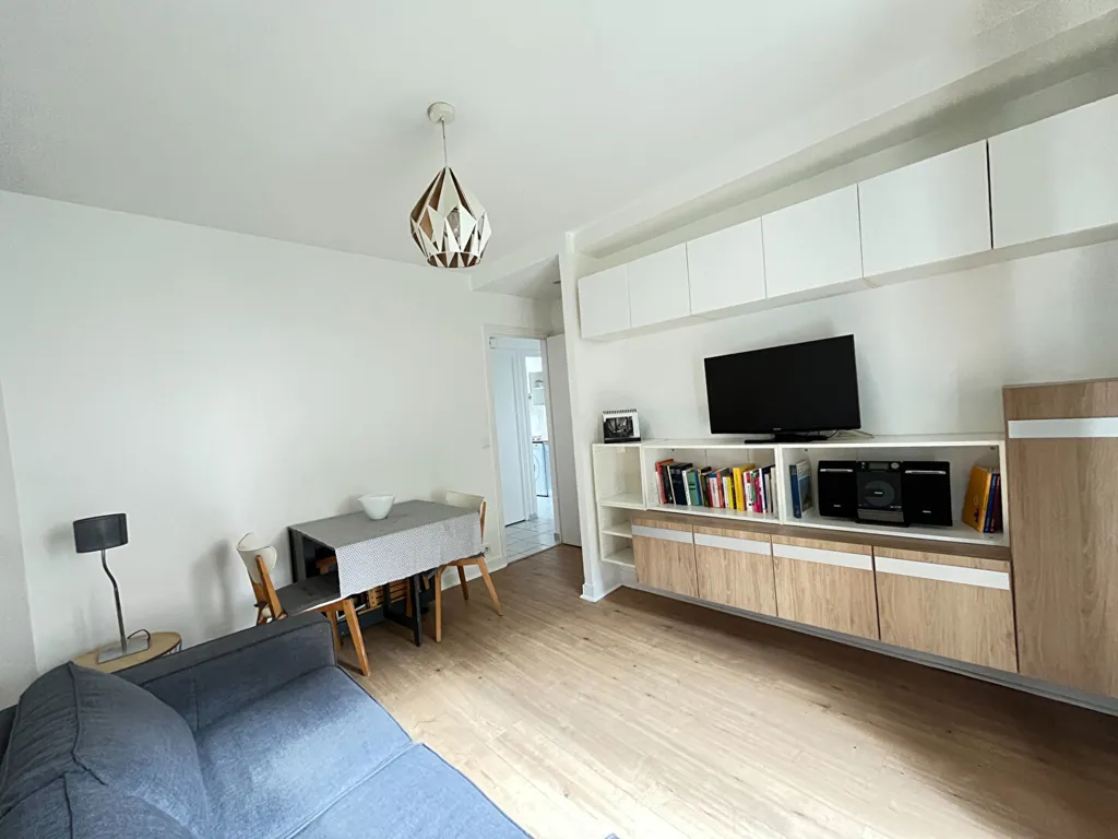 Soggiorno - 2-Bedroom Flat with Garden View in Suresnes