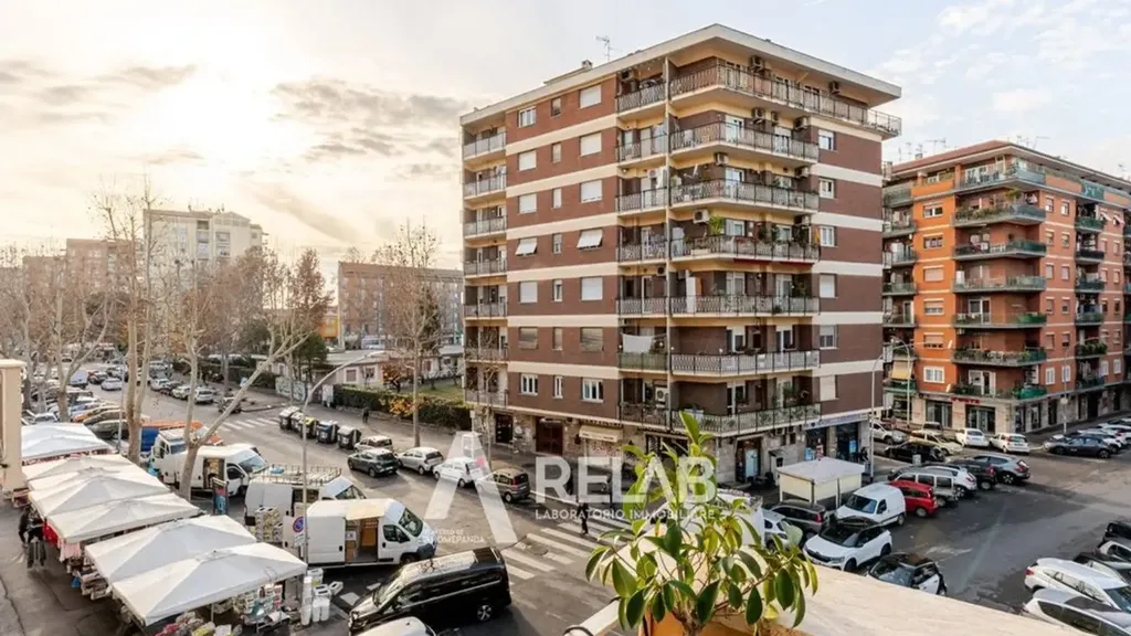Balcon - Bright Trilocale with Balcony in Appio Claudio, Rome
