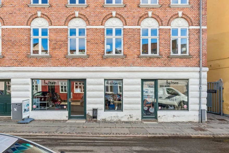 Extérieur - Retail Unit with Large Windows in Aalborg