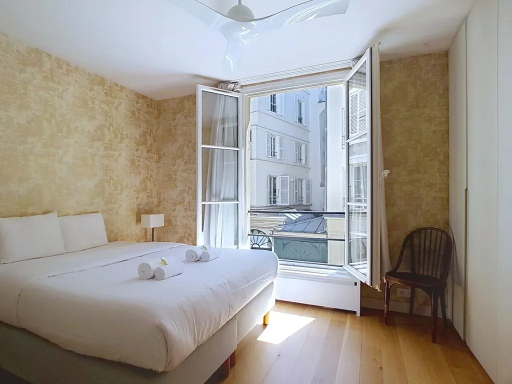 Contemporary Parisian Flat with Courtyard View