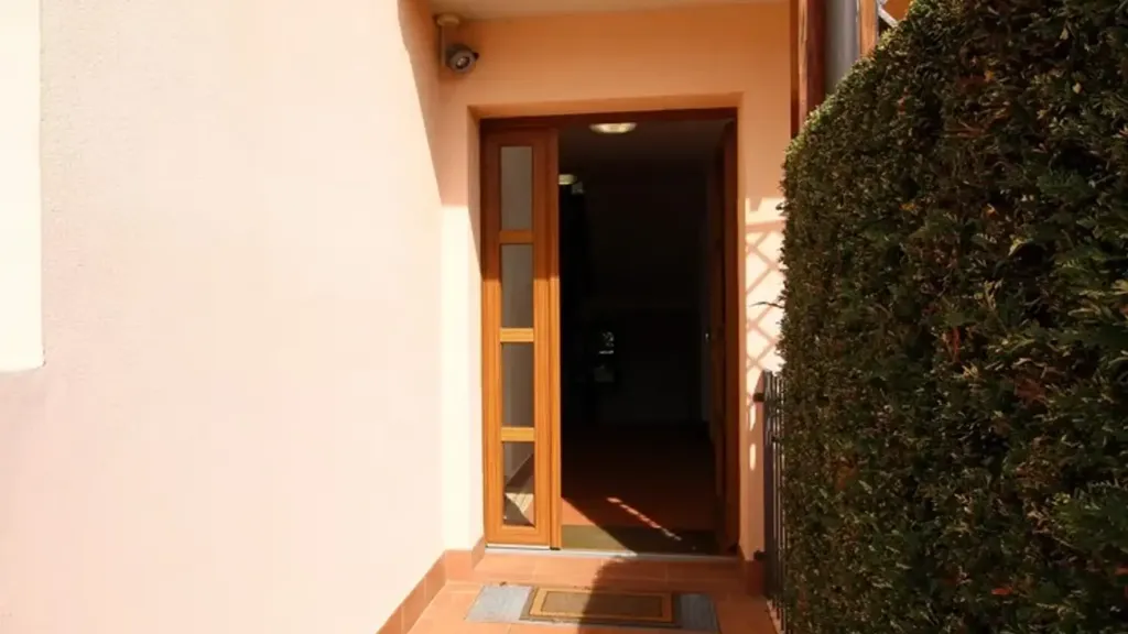 Entrée - Two-Level Apartment with Terraces in Alta Valle Intelvi