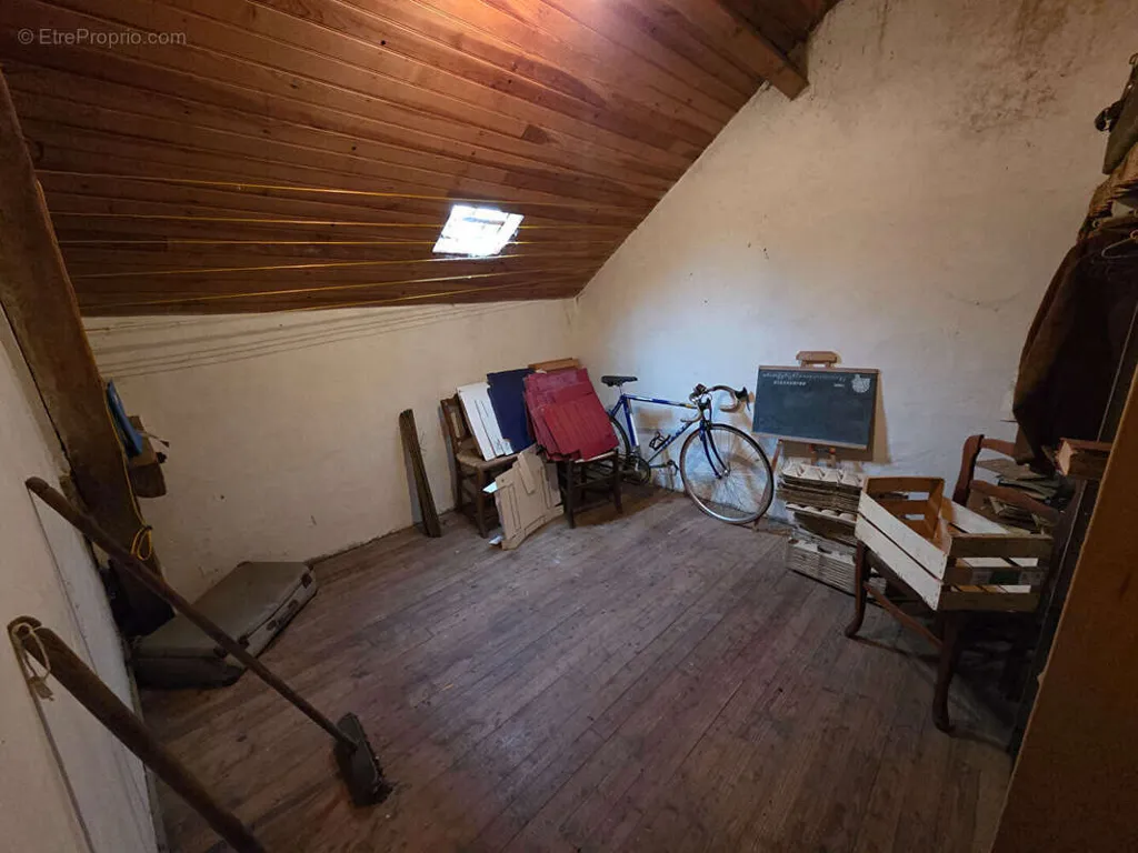 Pièces - Maison à Rénover avec Jardin au Cœur de Bugeat