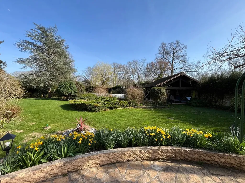 Aed - Character House with Pool in Les Mesnuls