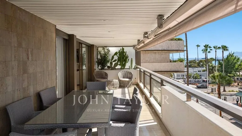 Balcony - Luxury Flat with Sea View in Cannes