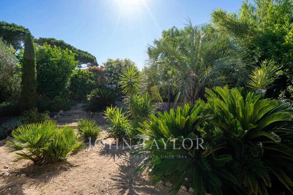 Aed - Contemporary Villa with Pool near Saint-Tropez