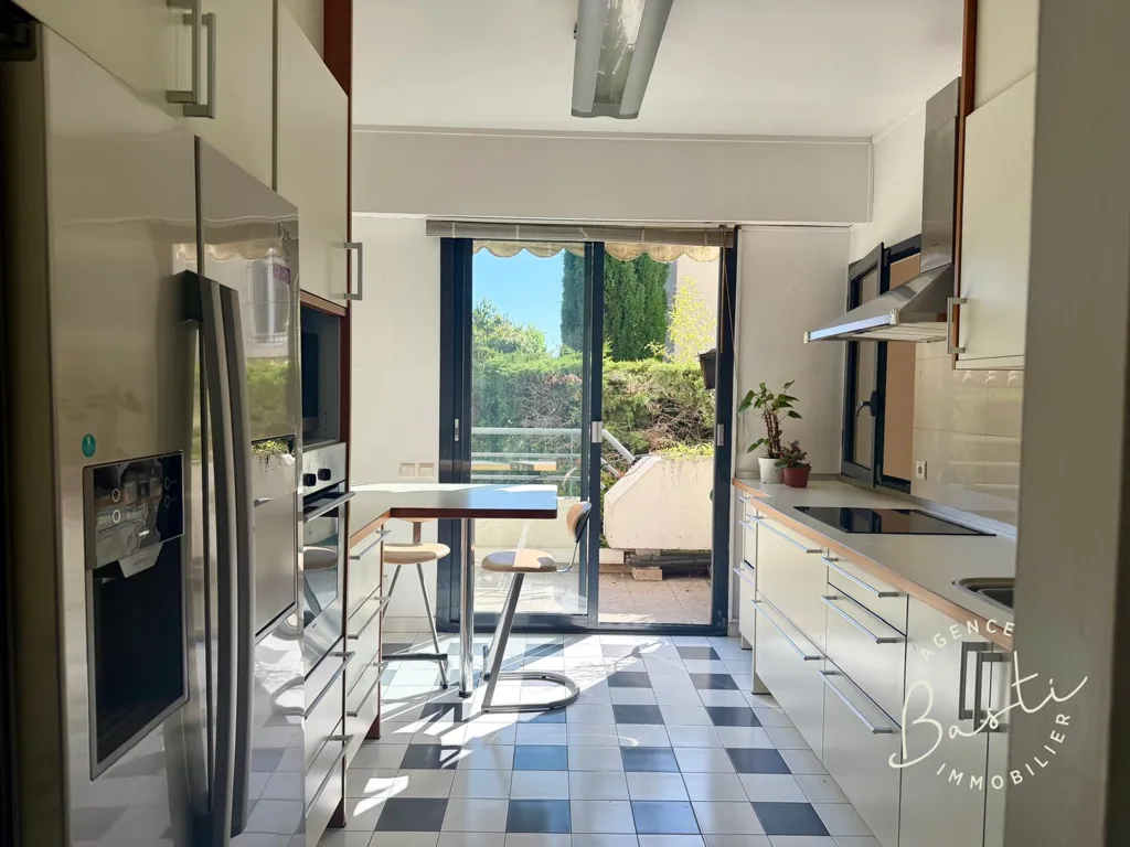 Cuisine - Appartement 4 Pièces avec Terrasse Sud à Proximité de la Rue du Commandant Rolland