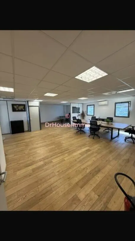Office - Office Space with Amenities in Marseille