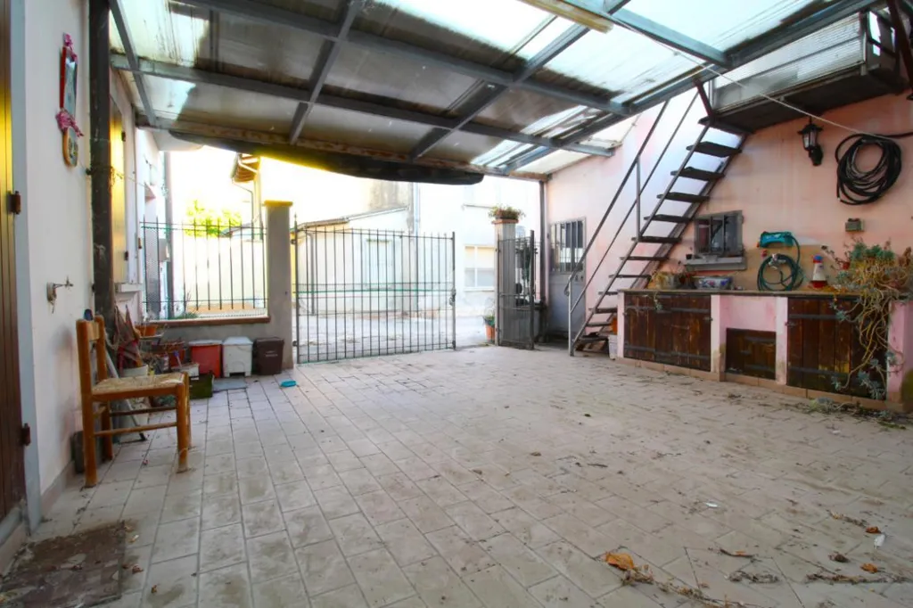 Garage - Independent House with Private Garden in Luzzara