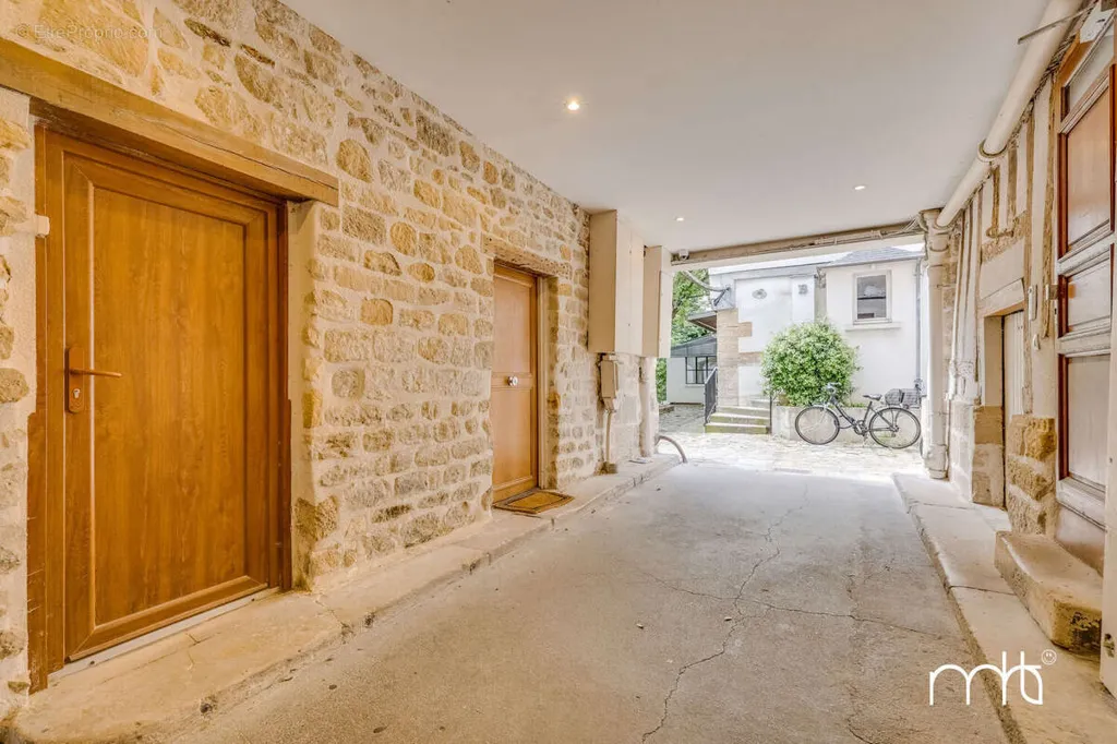 Entrée - Studio avec Cour Arborée à Paris-5e