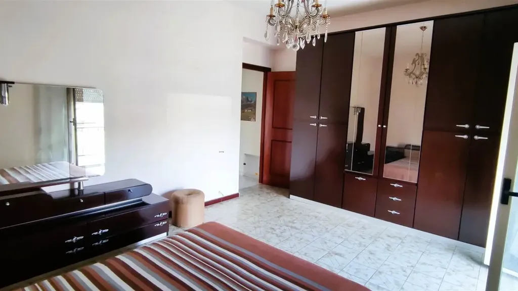 Chambres - Appartement 6 pièces à IT