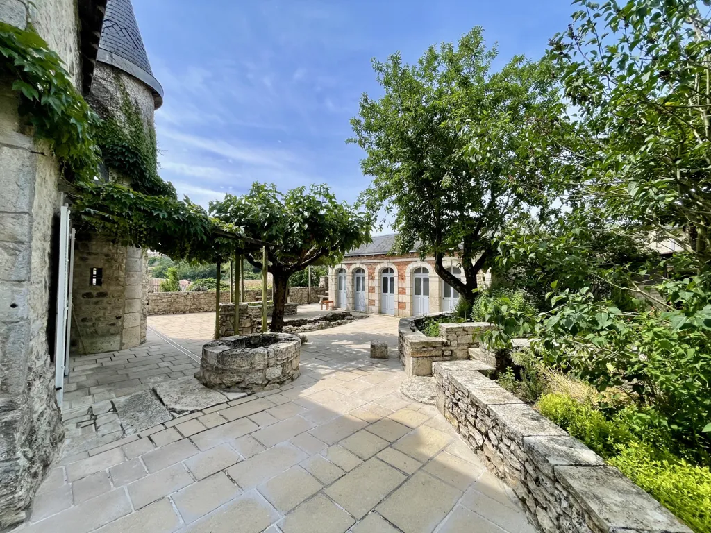 Jardin - Maison Médiévale avec Tour à Charroux
