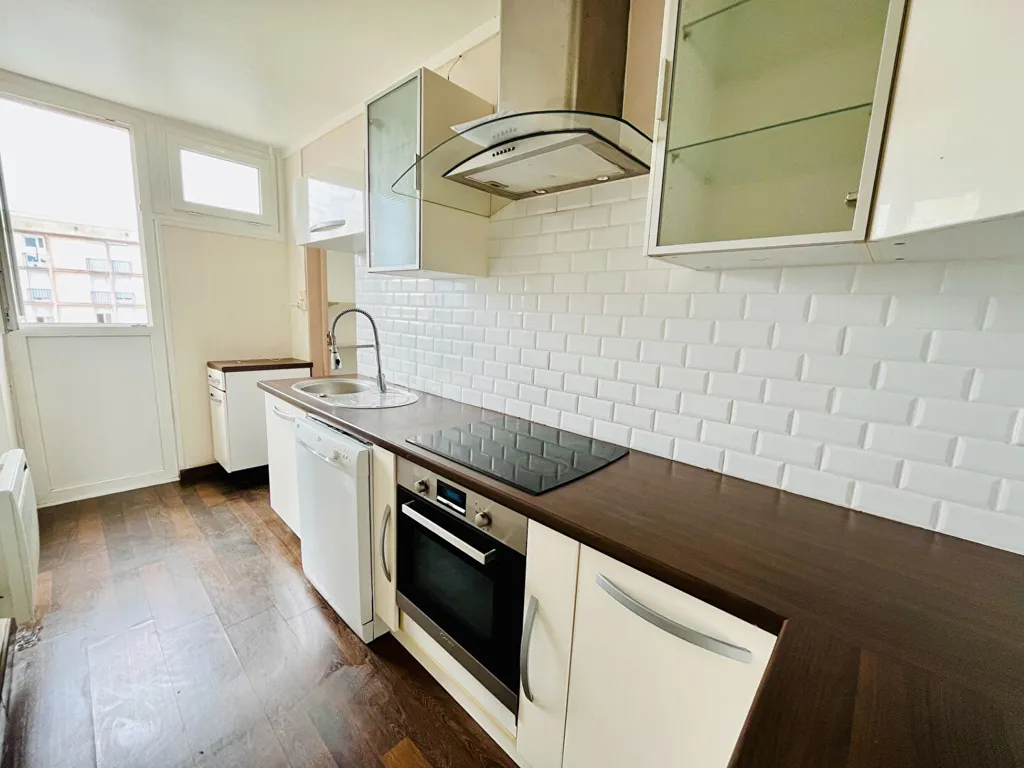 Köök - 3-Bed Apartment with Parking in Fleury les Aubrais