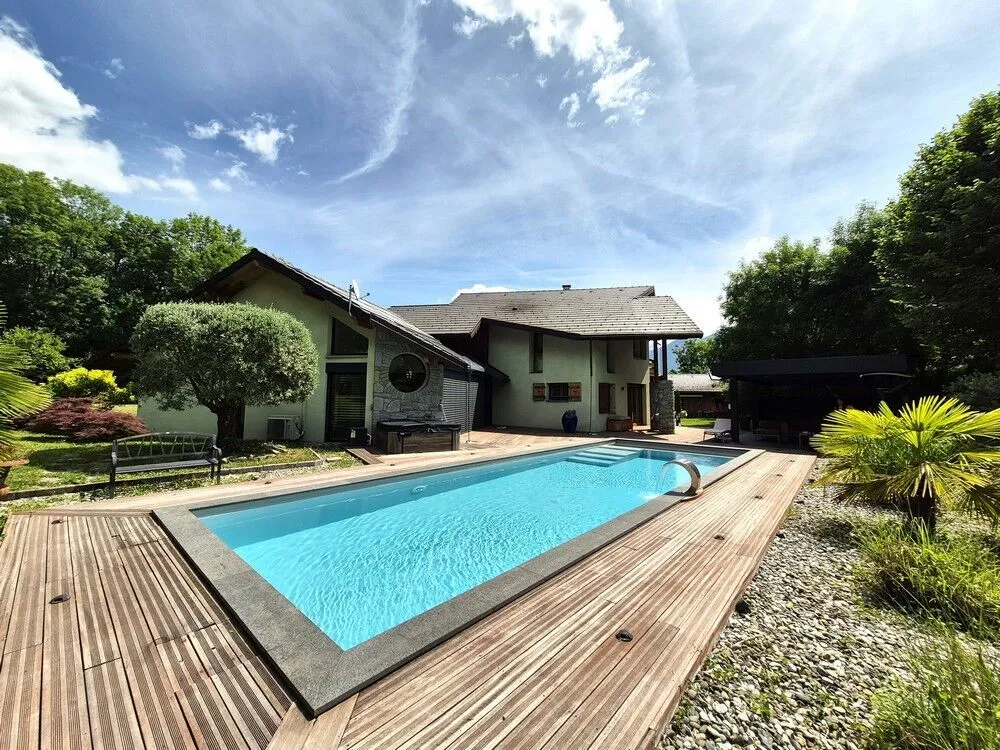 Bassein - Luxury Property with Pool near Albertville