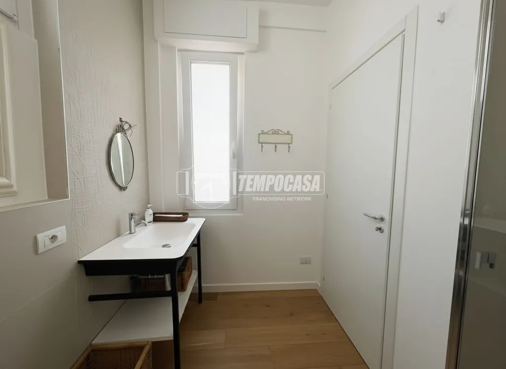 Vannitoad - Modernised Flat with Balcony in Monza Centre