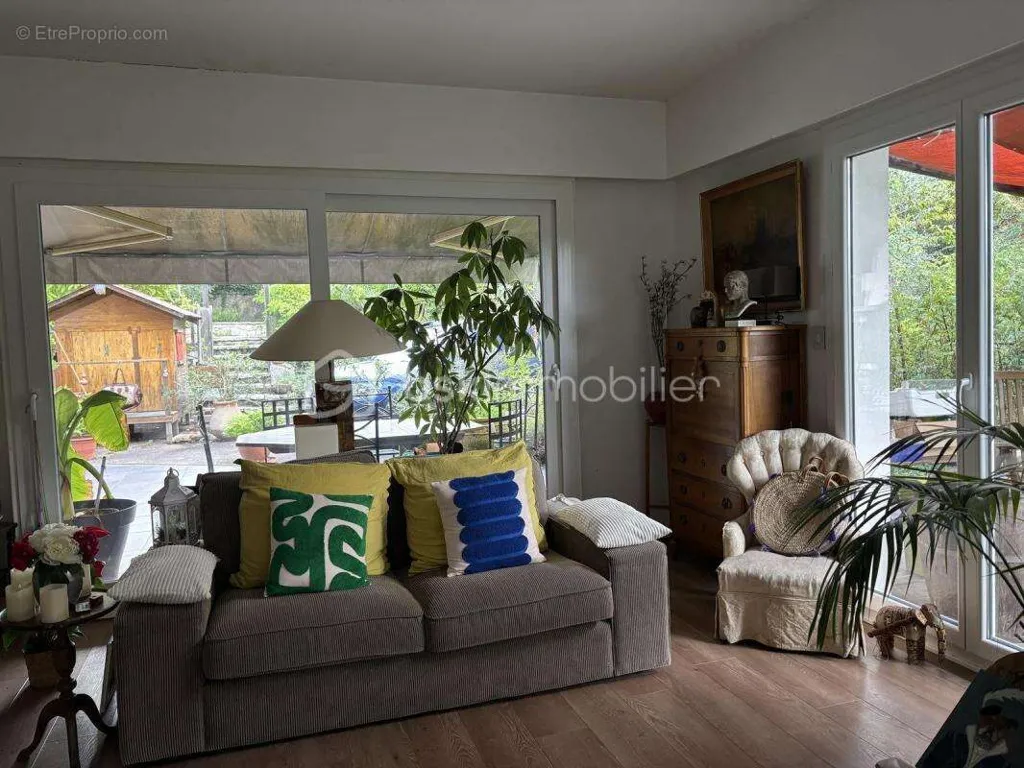 Séjour - Villa de Plain-Pied avec Piscine et Jardin à Proximité