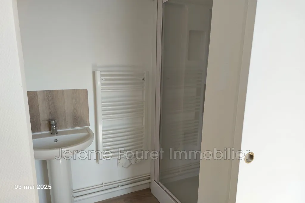 Salles de bain - Appartement Rénové 3 Pièces en Centre-Ville à Égletons