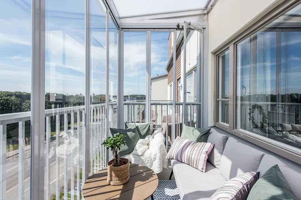 Balcony - Apartment with Glass Balcony in Grimmered