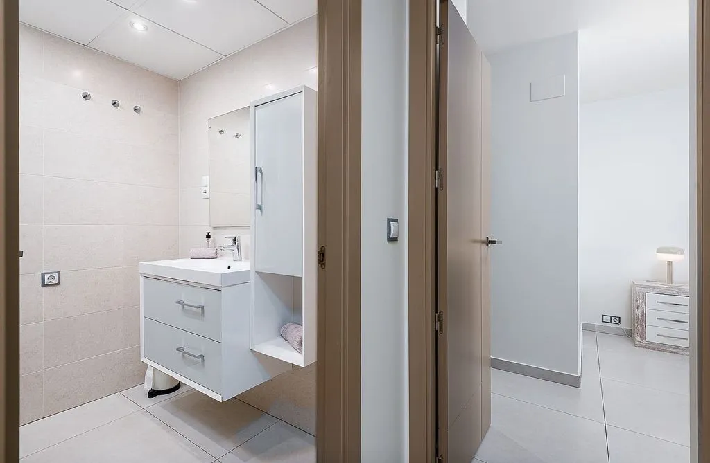 Bathrooms - Apartment with Pool and Sea View in Infinity View