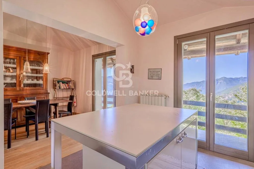 Salle à manger - Panoramic Villa with Private Park in Costa Volpino