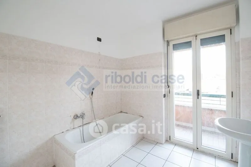 Vannitoad - Four-Room Apartment with Balconies in Mariano Comense