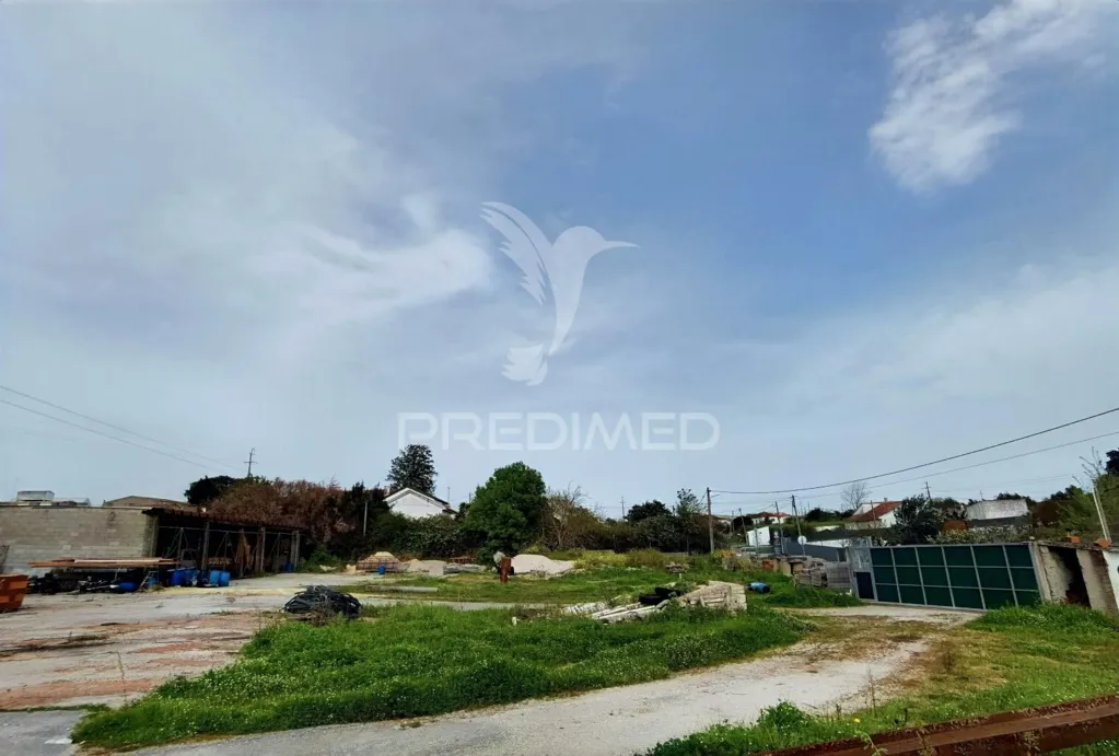 Garden - Commercial Warehouse with Land in São Pedro