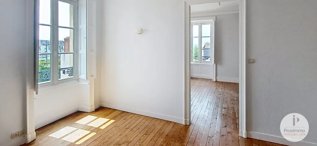 Toad - Bright 4-Piece Apartment in Redon Centre