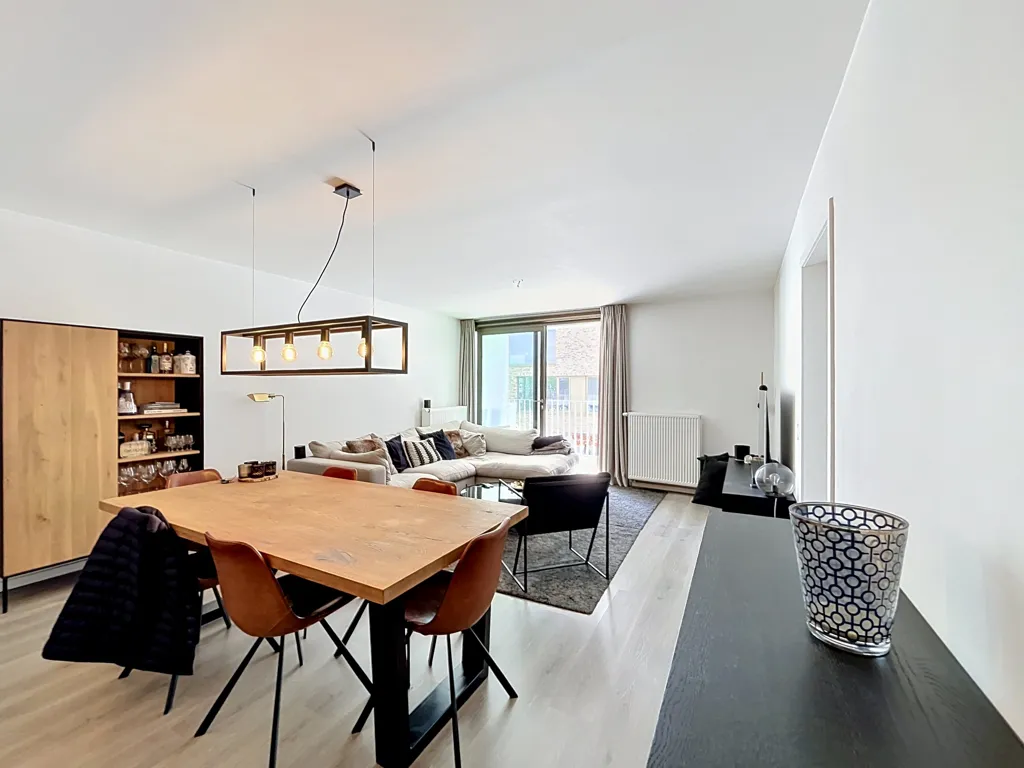Salle à manger - Appartement Moderne avec Terrasse près de la Gare de Bruges