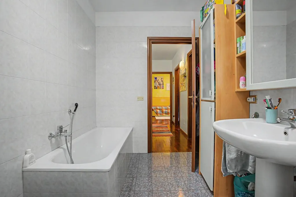 Salles de bain - Two-Level Apartment with Garden in Verona