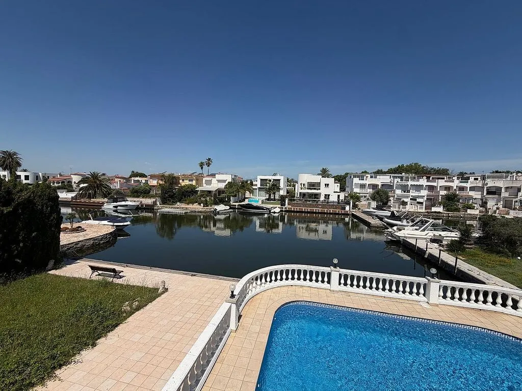 Bassein - Chalet with Private Marina in Empuriabrava