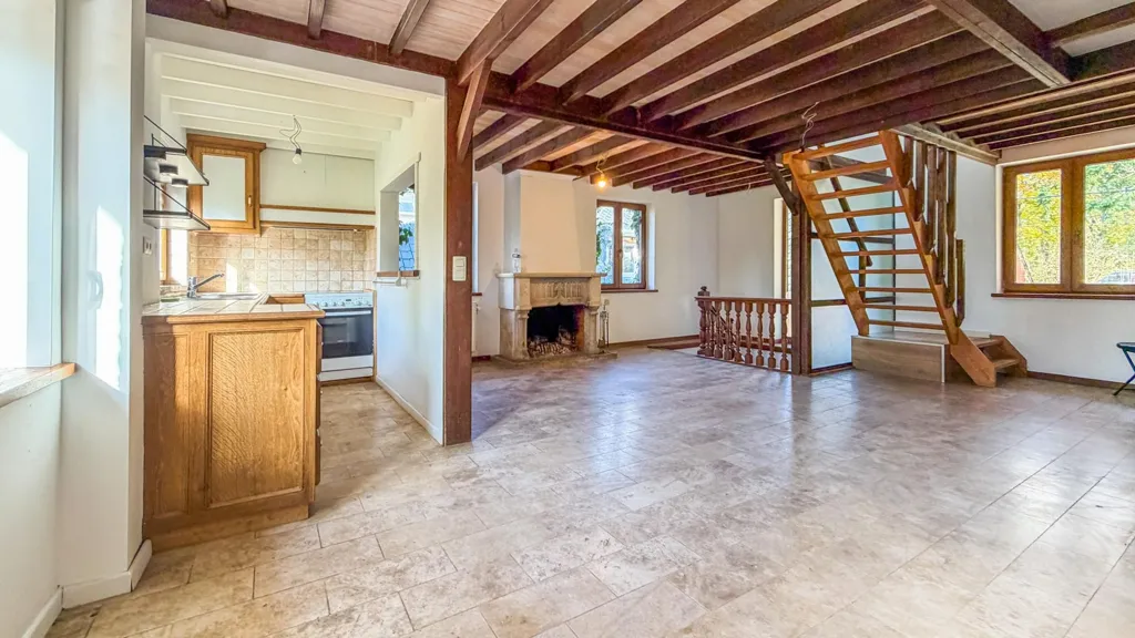 Séjour - Villa Rénovée avec Jardin et Bureau à Proximité des Axes