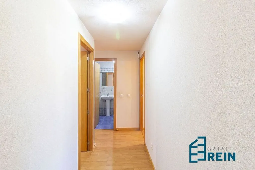 Hallway - 3-Bedroom Apartment with Garage in Recas