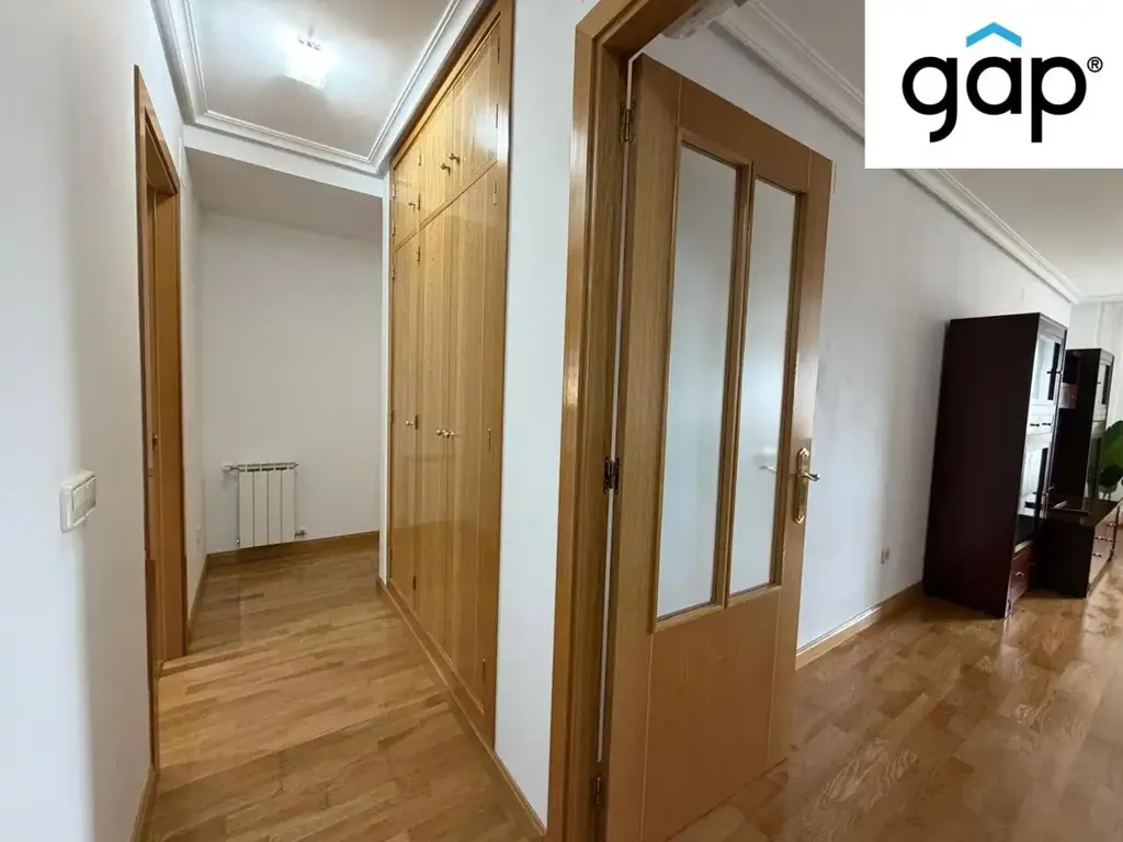 Esik - Spacious Student Flat with Gym in Calle de las Encinas