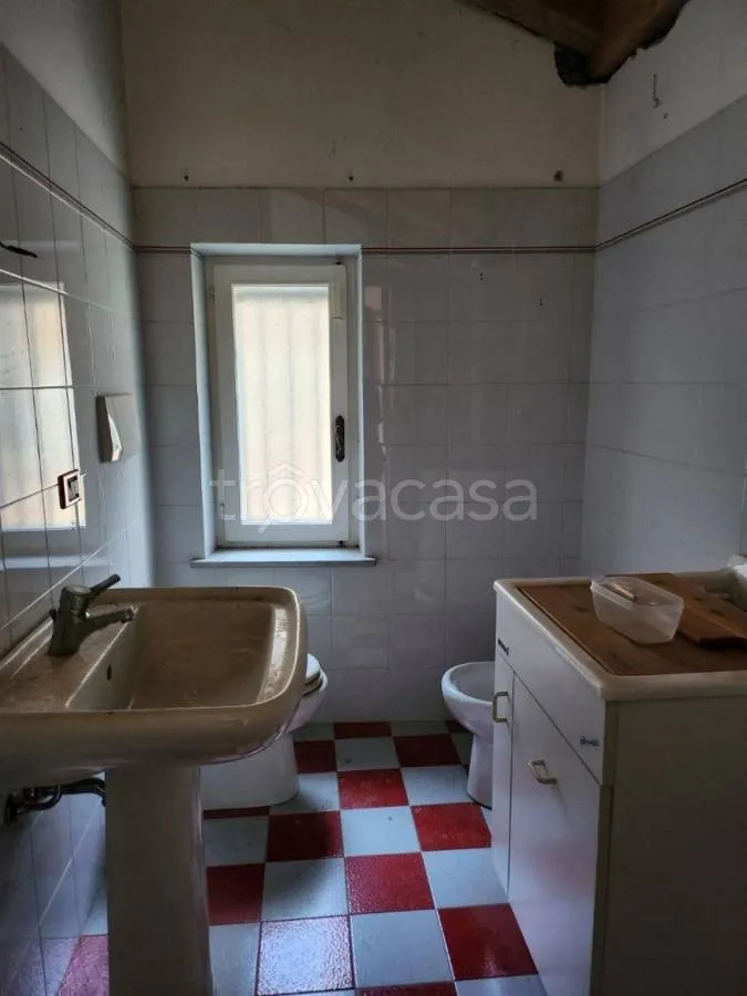 Salles de bain - Historic Palazzo with Courtyard in Fossano