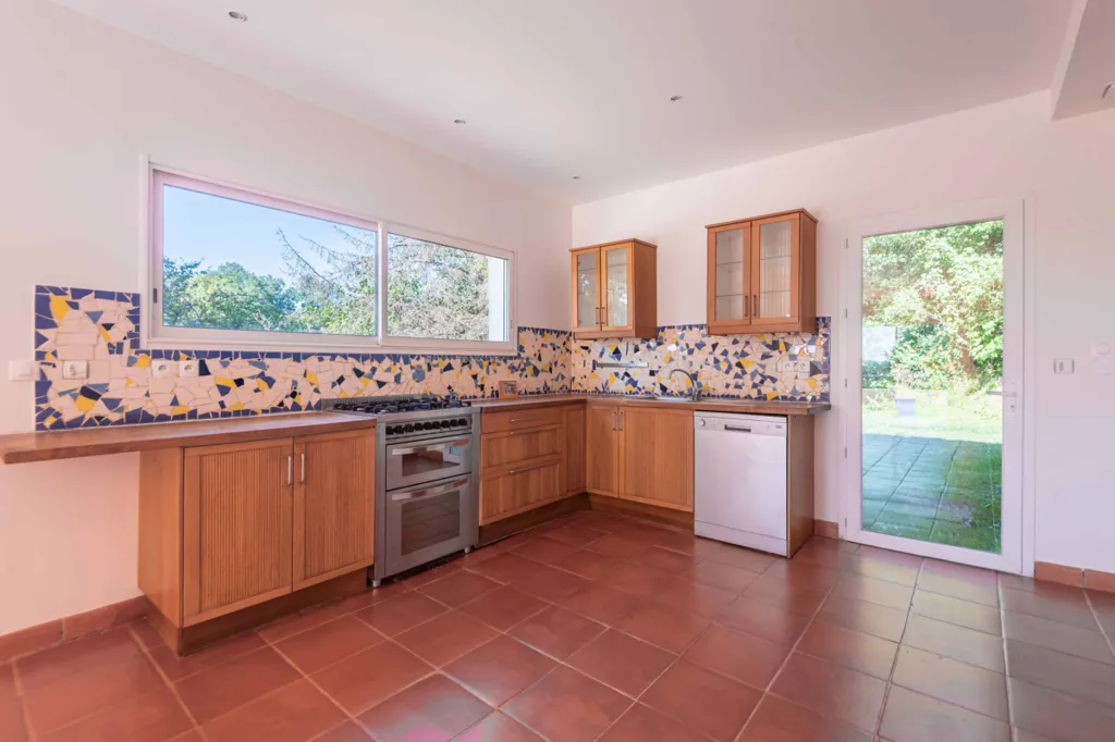 Köök - 5-Piece Villa with Garden Space in Quinsac